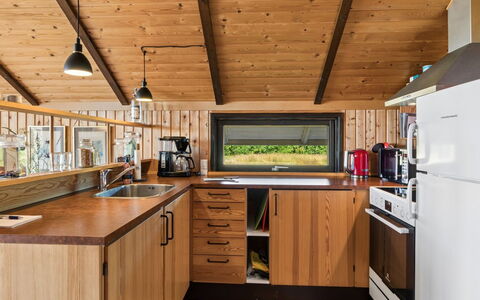 Kalervo - 2.9Km to the Fjord: Bois, Cuisine, Design Intérieur, Comptoir, Tache De Bois, Appareil De Cuisine, Plafond, Dur, Cabane En Rondins, Cabinetry