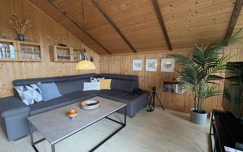 Kalervo - 2.9Km to the Fjord: Meubles, Bois, Design Intérieur, Sol, Canapé, Sol, Salon, Plafond, Parquet, Pièce