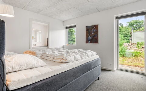 Frille - 1.5Km from the Sea: Chambre, Plafond, Literie, Lit, Daylighting, Cadre De Lit, Gelé