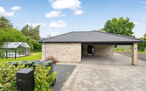 Frille - 1.5Km from the Sea: Toit, Allée, Chalet, Dalle, Ombre, Béton, Jardin, Biens, Garage, Porte De Garage