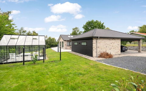 Frille - 1.5Km from the Sea: Toit, Chalet, Jardin, Ferme, Pelouse, Aménagement Paysager, Allée, Cour, Ombre, Batiments Jardin