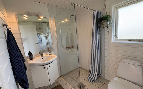 Raadengaard - 400M from the Sea: Luminaire Plomberie, Bois, Sol, Sol, Design Intérieur, Plomberie, Salle De Bains, Toilette, Évier, Pièce