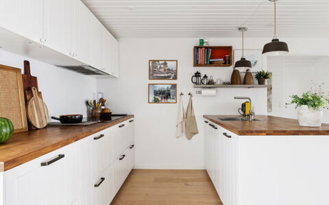 Raadengaard - 400M from the Sea: Cuisine, Bois, Comptoir, Sol, Cabinetry, Design Intérieur, Appareil De Cuisine, Meubles, Sol, Placard