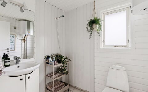 Raadengaard - 400M from the Sea: Luminaire Plomberie, Design Intérieur, Sol, Sol, Toilette, Siège De Toilette, Plomberie, Évier, Salle De Bains, Robinet