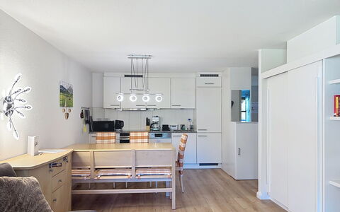 Mellau Appartments: Meubles, Design Intérieur, Sol, Cuisine, Sol, Comptoir, Plafond, Bois, Luminaire, Cabinetry