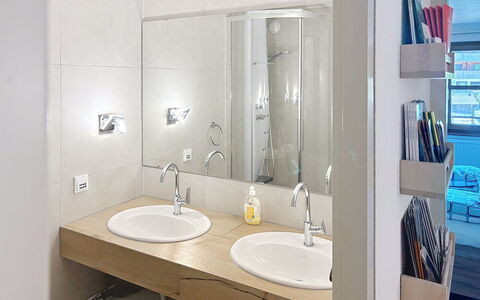 Mellau Appartments: Lavabo, Design Intérieur, Salle De Bains, Évier, Luminaire Plomberie, Sol, Miroir, Mur, Comptoir, Sol
