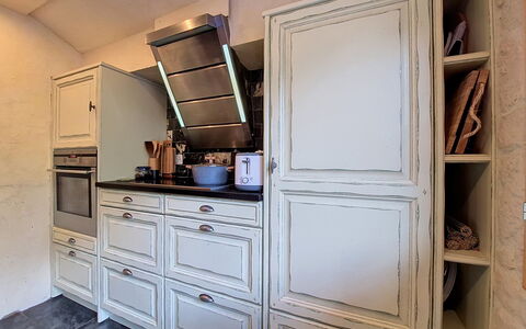 La Patrouille des Glaciers: Bois, Cabinetry, Cuisine, Tiroir, Placard, Tache De Bois, Comptoir, Dur, Principaux Appliance, Appareil De Cuisine