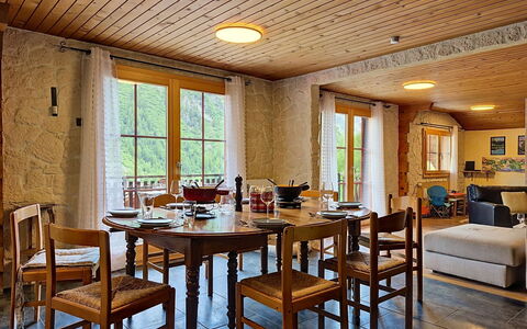 La Patrouille des Glaciers: Meubles, Design Intérieur, Sol, Salle À Manger, Table, Chaise, Bois, Sol, Table Cuisine Et Salle A Manger, Plafond