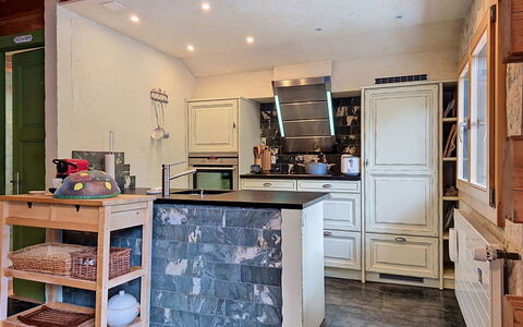 La Patrouille des Glaciers: Sol, Bois, Sol, Meubles, Cuisine, Design Intérieur, Plafond, Cabinetry, Comptoir, Appareil De Cuisine