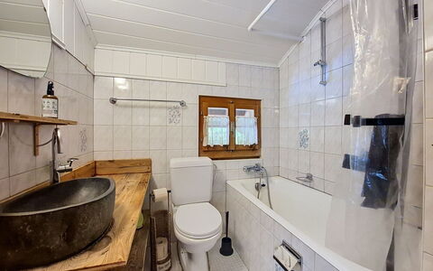 La Patrouille des Glaciers: Salle De Bains, Luminaire Plomberie, Lavabo, Sol, Évier, Design Intérieur, Sol, Baignoire, Robinet, Plomberie