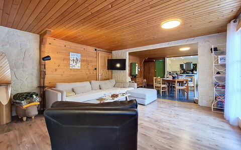 La Patrouille des Glaciers: Meubles, Sol, Design Intérieur, Bois, Sol, Plafond, Pièce, Parquet, Canapé, Salon