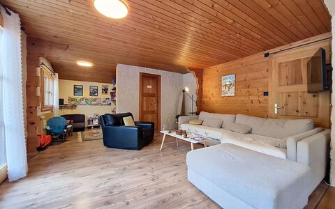 La Patrouille des Glaciers: Meubles, Design Intérieur, Bois, Sol, Sol, Plafond, Pièce, Canapé, Salon, Parquet