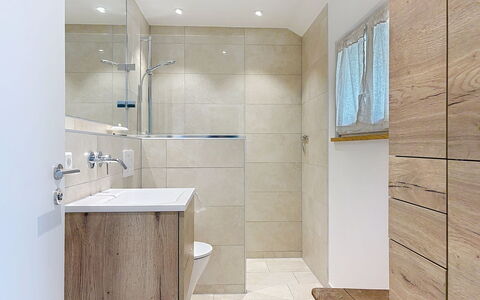 Auszeit für Körper und Seele: Sol, Sol, Salle De Bains, Mur, Design Intérieur, Luminaire Plomberie, Bois, Toilette, Armoire De Toilette, Tuile
