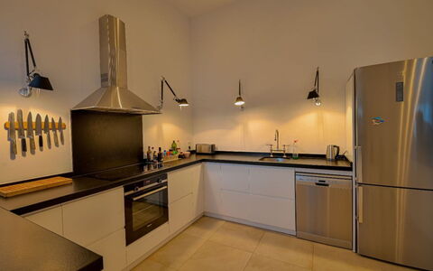 Romantica: Cuisine, Appareil De Cuisine, Comptoir, Principaux Appliance, Design Intérieur, Luminaire, Sol, Cuisinière, Cabinetry, Plafond