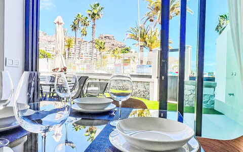 Sand, Sea and Love: Bleu, Appartement, Chaise, Verre, Ombre, Plante D'Appartement, Hôtel, Recours, Balcon