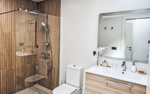 Sand, Sea and Love: Design Intérieur, Sol, Luminaire Plomberie, Sol, Salle De Bains, Mur, Armoire De Toilette, Luminaire, Plafond, Miroir