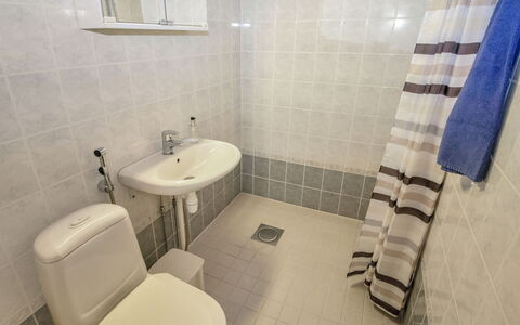 Joutsen: Salle De Bains, Siège De Toilette, Lavabo, Luminaire Plomberie, Sol, Toilette, Évier, Sol, Robinet, Plomberie