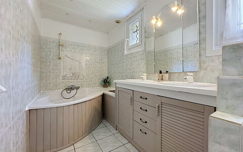 L'Estuaire: Luminaire Plomberie, Sol, Design Intérieur, Lavabo, Salle De Bains, Mur, Évier, Sol, Armoire De Toilette, Cabinetry