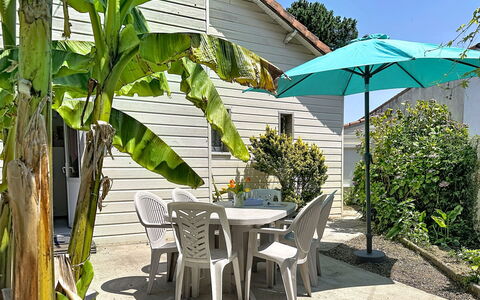 L'Estuaire: Parapluie, Meubles, Mobilier De Jardin, Chaise, Ombre, Tableau De Plein Air, Jardin, Eco Hôtel, Arrière-Cour, Cour