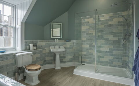 Glen Apartment: Sol, Sol, Design Intérieur, Luminaire Plomberie, Composite, Tuile, Salle De Bains, Plomberie, Toilette