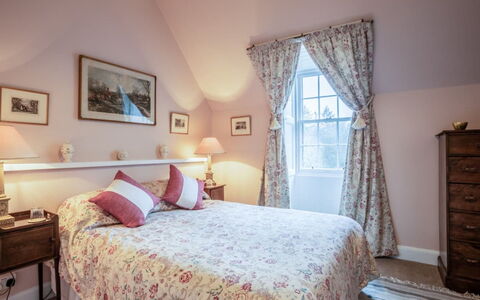 Glen Apartment: Lit, Meubles, Design Intérieur, Chambre, Plafond, Drap De Lit, Literie, Domicile, Textile, Linge