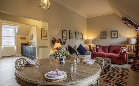 Glen Apartment: Meubles, Mobilier De Jardin, Chaise, Jardin, Arrière-Cour, Ombre, Cour, Aménagement Paysager, Eco Hôtel, Tableau De Plein Air