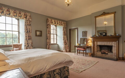 Macduff Tower: Meubles, Design Intérieur, Mur, Chambre, Lit, Bois, Plafond, Sol, Sol, Textile