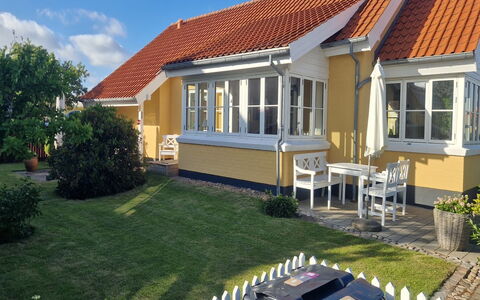 Sunaj - 350M from the Sea: Toit, Maison, Domicile, Zone Résidentielle, Chalet, Siding, Porte, Porche, Ombre, Biens