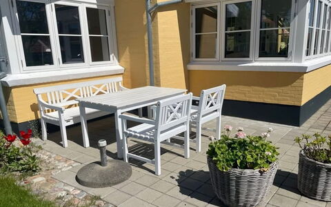 Sunaj - 350M from the Sea: Meubles, Mobilier De Jardin, Chaise, Sol, Sol, Table, Pot De Fleur, Tableau De Plein Air, Tache De Bois, Porche