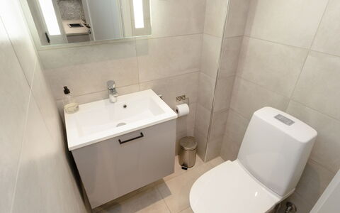 Levin Kunkku B2: Salle De Bains, Siège De Toilette, Lavabo, Luminaire Plomberie, Sol, Toilette, Design Intérieur, Sol, Évier, Robinet