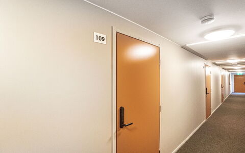 Äkäspokka: Mur, Sol, Sol, Bois, Plafond, Design Intérieur, Éclairage, Porte, Pièce, Luminaire