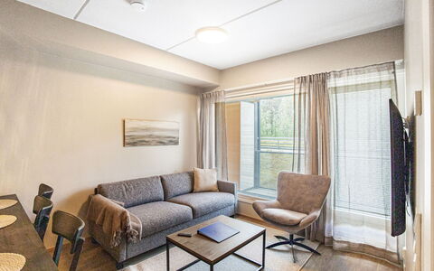 Äkäspokka: Meubles, Design Intérieur, Sol, Sol, Bois, Plafond, Pièce, Parquet, Éclairage, Canapé