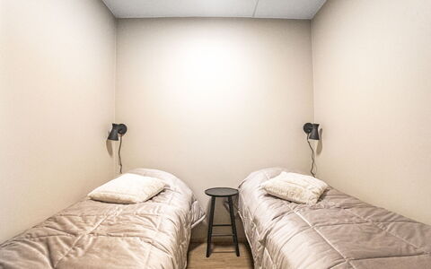 Äkäspokka: Chambre, Lit, Sol, Sol, Drap De Lit, Design Intérieur, Plafond, Éclairage, Literie, Cadre De Lit