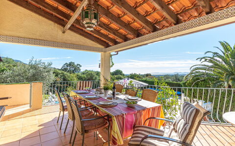 Mestral: Meubles, Chaise, Recours, Eco Hôtel, Ombre, Biens, Table Cuisine Et Salle A Manger, Villa, Balcon, Patio