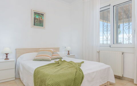 Mestral: Meubles, Lit, Design Intérieur, Chambre, Sol, Sol, Bois, Drap De Lit, Plafond, Literie