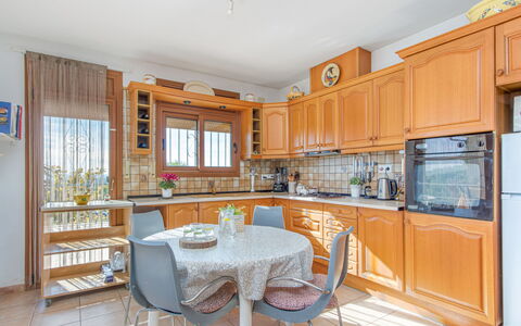 Mestral: Cuisine, Meubles, Design Intérieur, Sol, Bois, Sol, Cabinetry, Comptoir, Appareil De Cuisine, Plafond