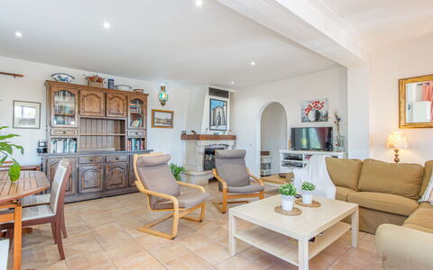 Mestral: Meubles, Design Intérieur, Sol, Canapé, Sol, Bois, Table, Plafond, Salon, Pièce