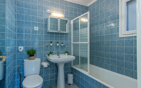 Mestral: Bleu, Salle De Bains, Siège De Toilette, Luminaire Plomberie, Sol, Toilette, Évier, Sol, Design Intérieur, Lavabo
