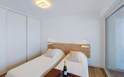 Joigny: Design Intérieur, Meubles, Sol, Mur, Lit, Sol, Bois, Plafond, Chambre, Textile