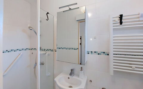 Sérénité: Salle De Bains, Luminaire Plomberie, Design Intérieur, Sol, Évier, Robinet, Lavabo, Sol, Plomberie, Douche