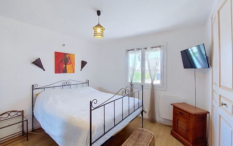 Sérénité: Lit, Meubles, Chambre, Design Intérieur, Literie, Drap De Lit, Sol, Sol, Plafond, Pièce