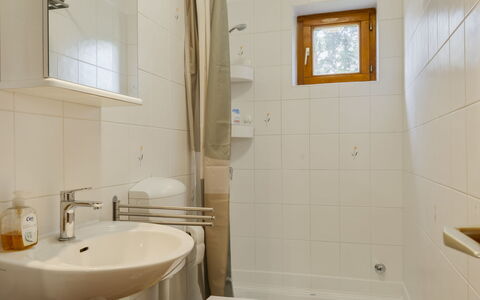 Stefano: Salle De Bains, Lavabo, Luminaire Plomberie, Mur, Design Intérieur, Sol, Bois, Sol, Évier, Robinet