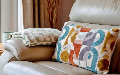 Shoe Buttons Cottage at Gap Road: Meubles, Coussin, Throw Pillow, Salon, Oreiller, Canapé, Linge, Cuir, Canapé-Lit