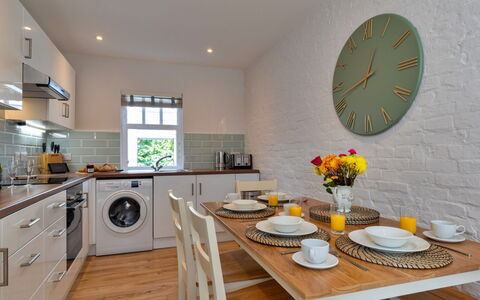 Farmhouse Cottage, Nether Burrows: Sol, Design Intérieur, Bois, Meubles, Principaux Appliance, Comptoir, Plafond, Sol, Cuisine, Appareil De Cuisine