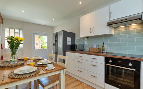 Farmhouse Cottage, Nether Burrows: Comptoir, Cuisine, Sol, Principaux Appliance, Design Intérieur, Appareil De Cuisine, Bois, Cabinetry, Meubles, Plafond