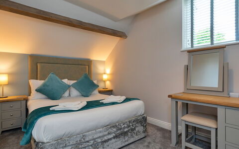 Farmhouse Cottage, Nether Burrows: Plafond, Lit, Literie, Chambre, Hôtel, Suite