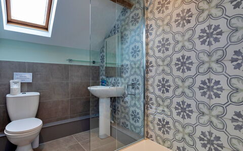 Farmhouse Cottage, Nether Burrows: Salle De Bains, Luminaire Plomberie, Sol, Sol, Design Intérieur, Plomberie, Tuile, Évier, Lavabo, Plafond