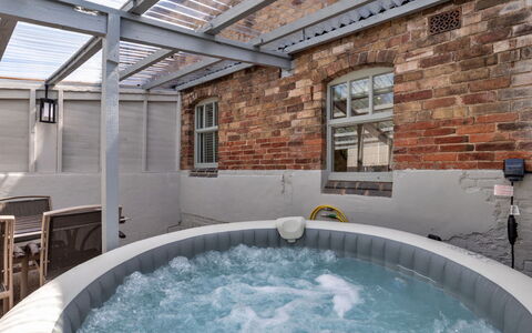 Farmhouse Cottage, Nether Burrows: Composite, Sol, Luminaire Plomberie, Baignoire, Piscine, Jacuzzi, Tuile, Conception, Daylighting