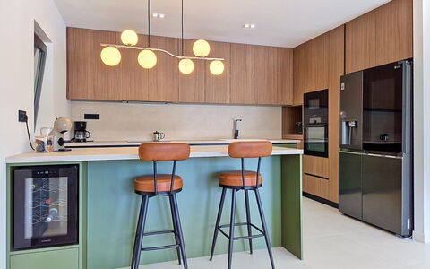 Sunce: Meubles, Design Intérieur, Cuisine, Comptoir, Luminaire, Cabinetry, Sol, Bois, Plafond, Appareil De Cuisine