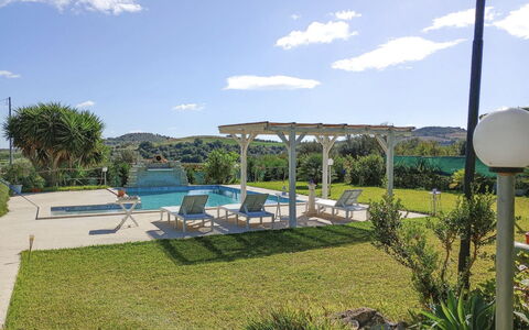 Villa Emme: Piscine, Recours, Mobilier De Jardin, Loisir, Ombre, Jardin, Eco Hôtel, Chaise, Aménagement Paysager, Arrière-Cour